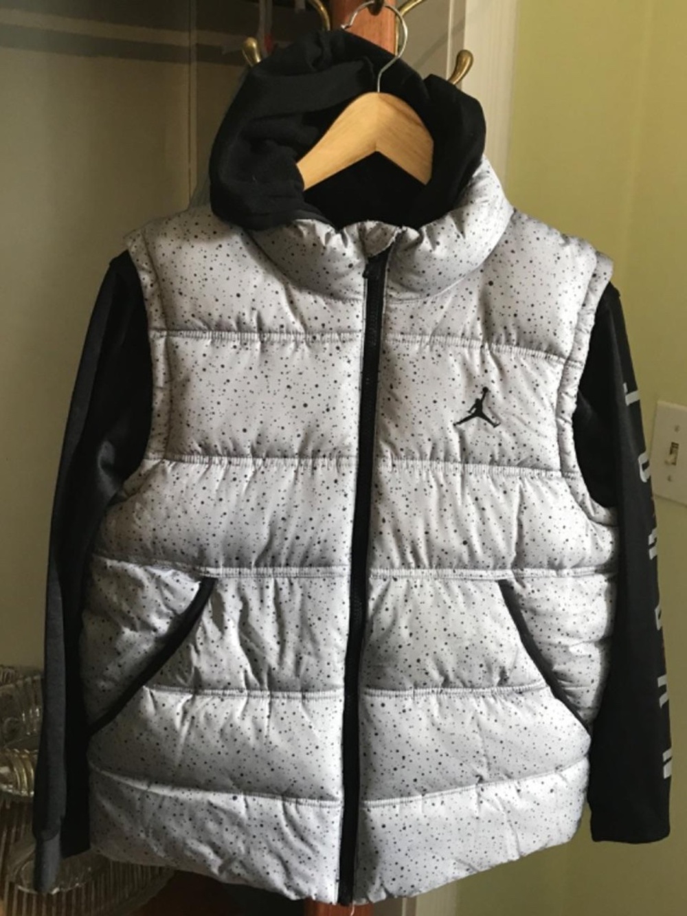 Kids Jordon jacket size L (14-16)